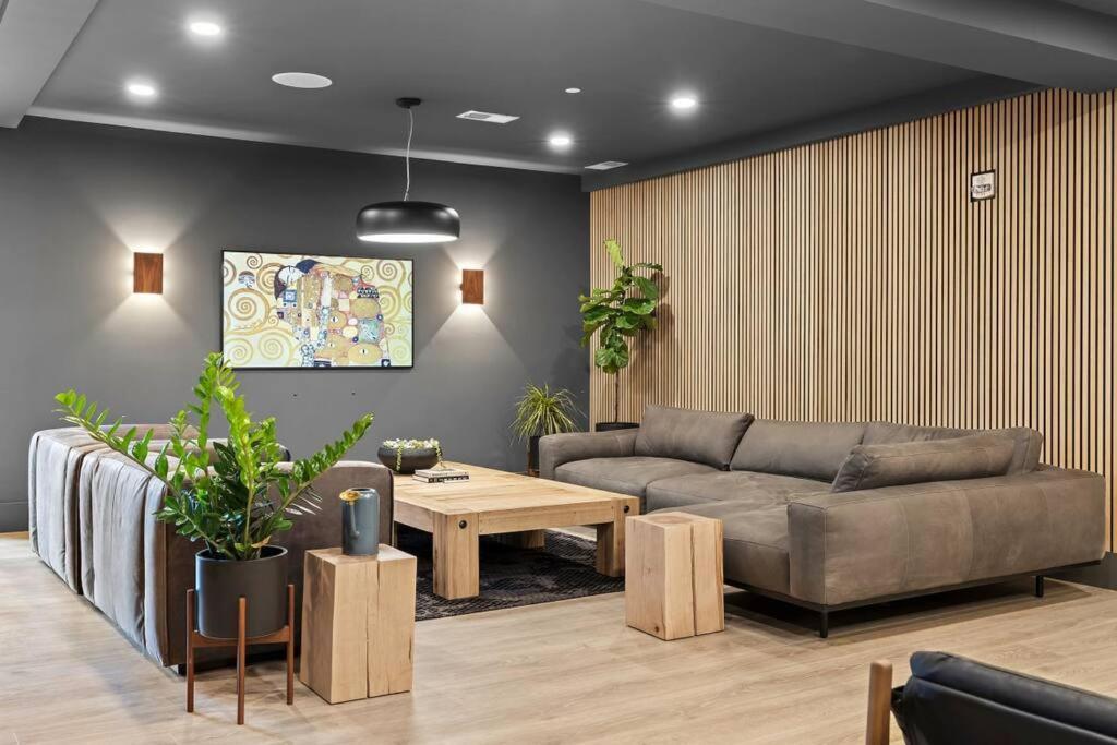 Skyline View, Pool, Gym, Balcony'S, Walk To Bway! Apartment Нашвил Екстериор снимка
