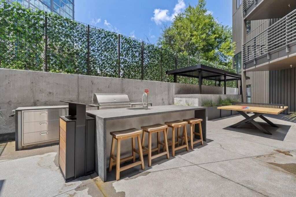 Skyline View, Pool, Gym, Balcony'S, Walk To Bway! Apartment Нашвил Екстериор снимка