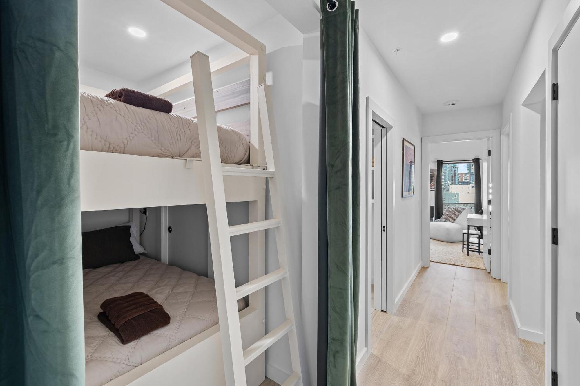 Skyline View, Pool, Gym, Balcony'S, Walk To Bway! Apartment Нашвил Екстериор снимка
